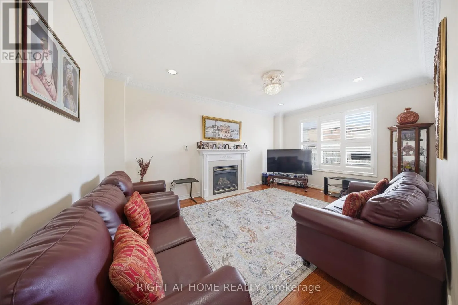 284 MAPLE LEAF DRIVE