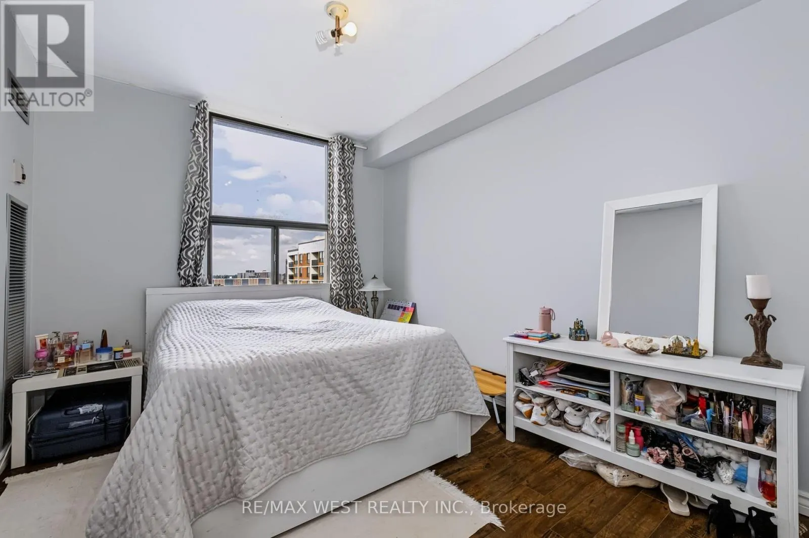 2307 - 75 EMMETT AVENUE