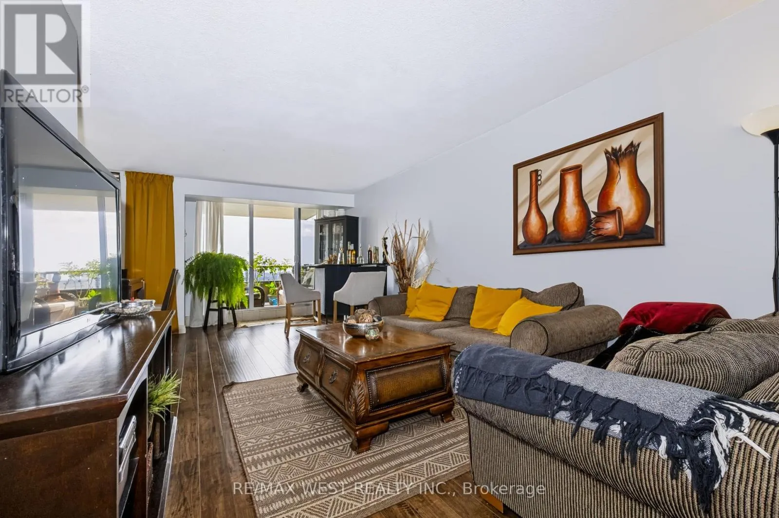 2307 - 75 EMMETT AVENUE