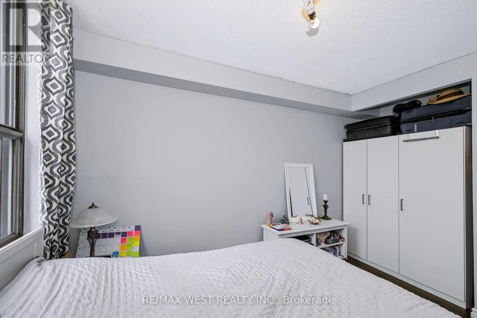 2307 - 75 EMMETT AVENUE