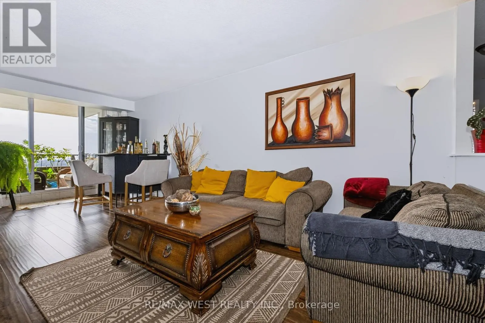 2307 - 75 EMMETT AVENUE