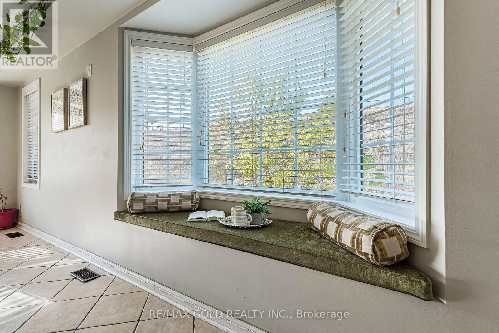 102 DECKER HOLLOW CIRCLE