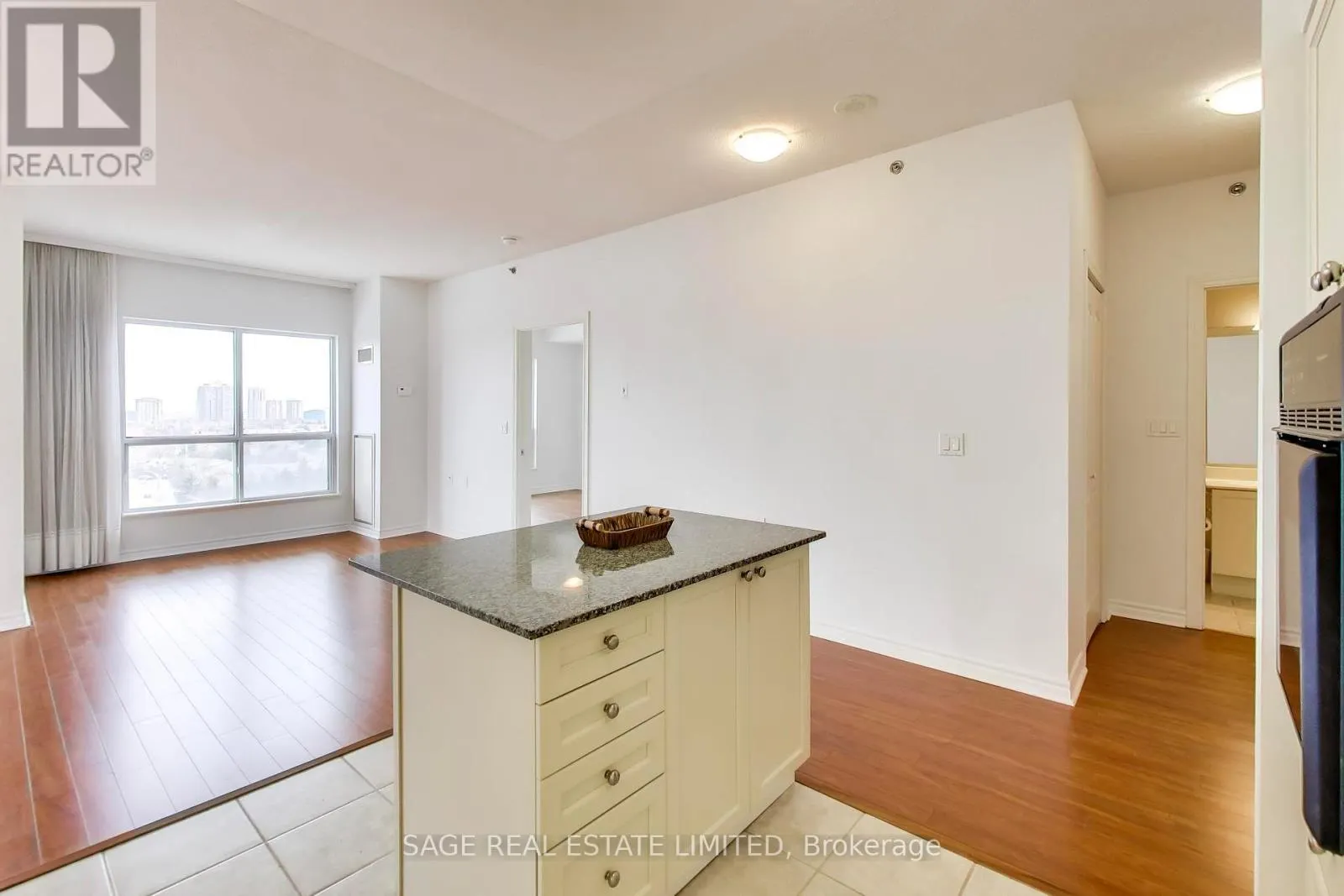 902 - 810 SCOLLARD COURT