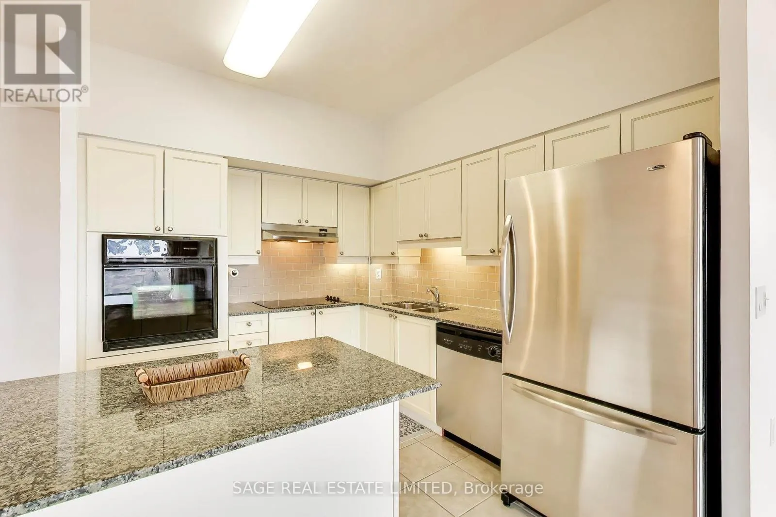 902 - 810 SCOLLARD COURT