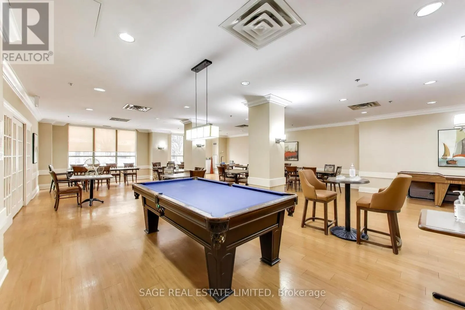 902 - 810 SCOLLARD COURT