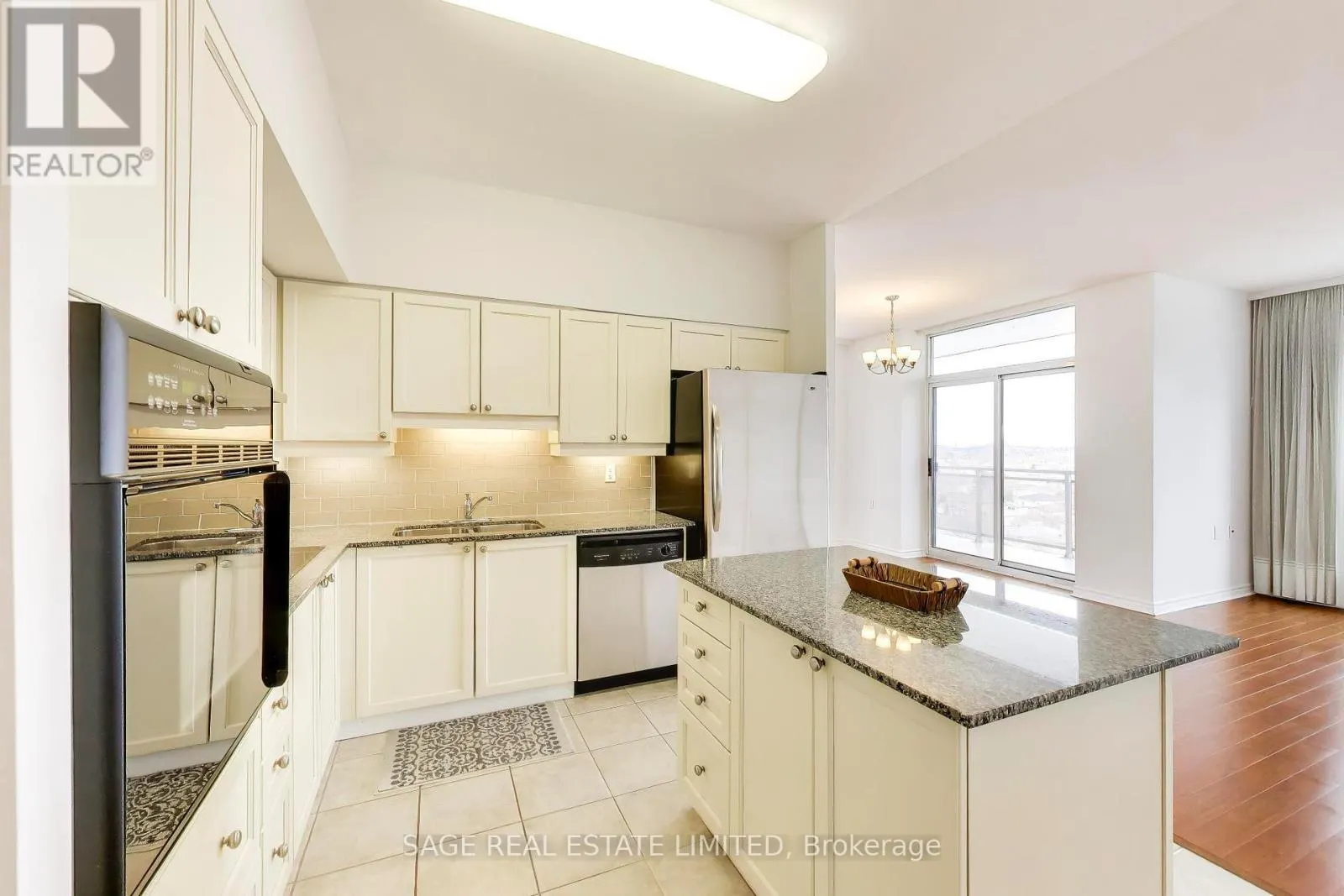 902 - 810 SCOLLARD COURT