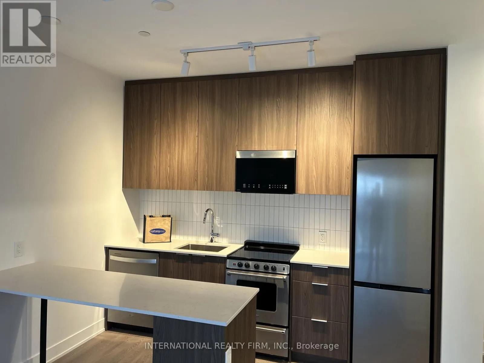 705 - 3008 WILLIAM CUTMORE BOULEVARD