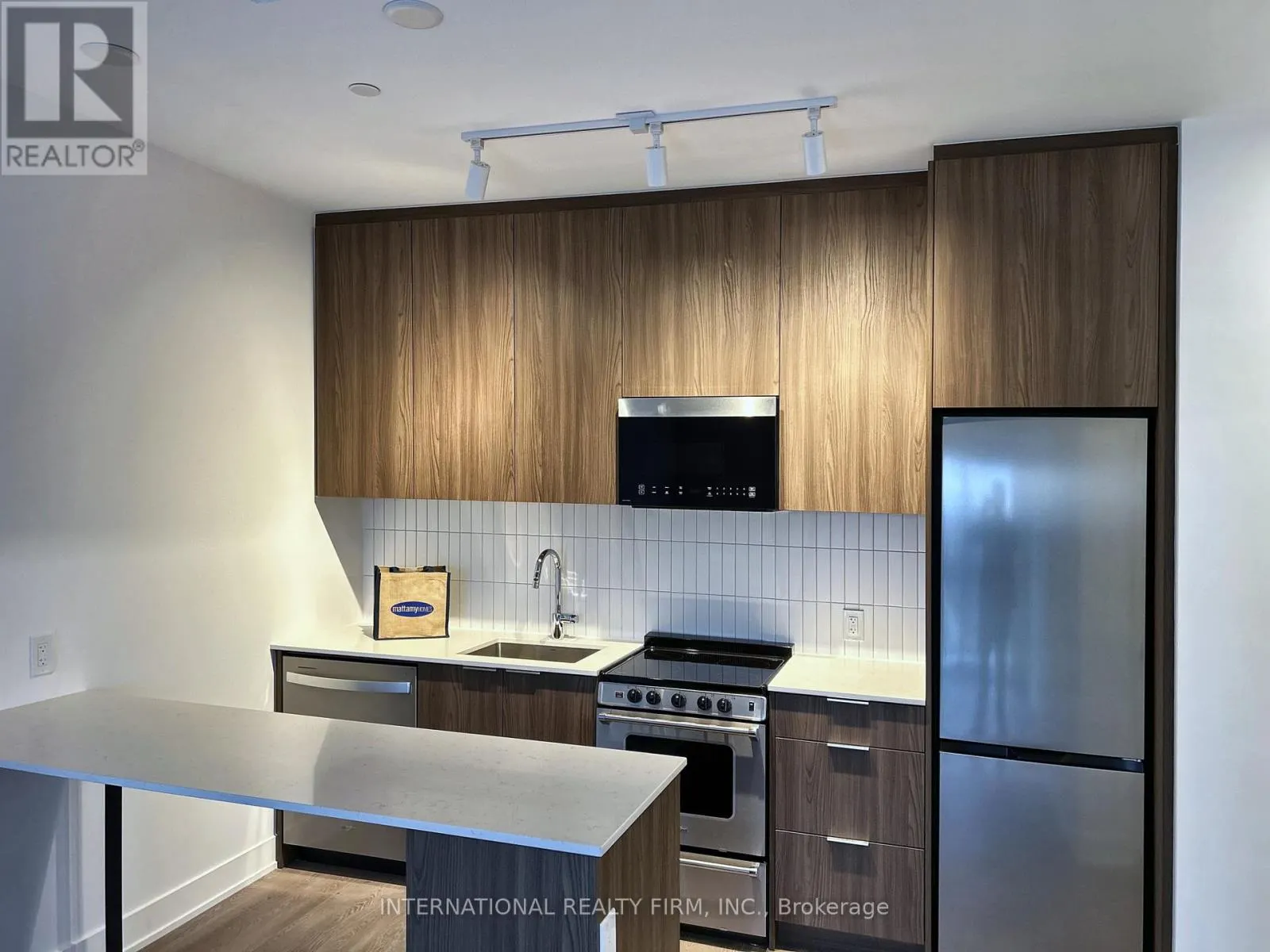 705 - 3008 WILLIAM CUTMORE BOULEVARD