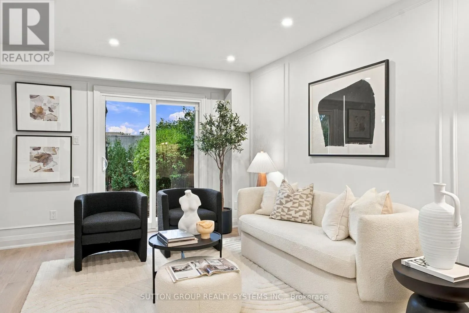 26 - 1951 RATHBURN ROAD E