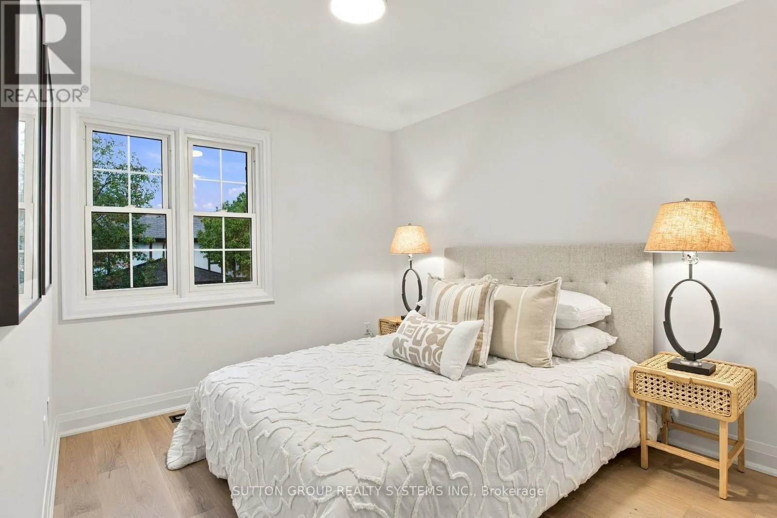 26 - 1951 RATHBURN ROAD E