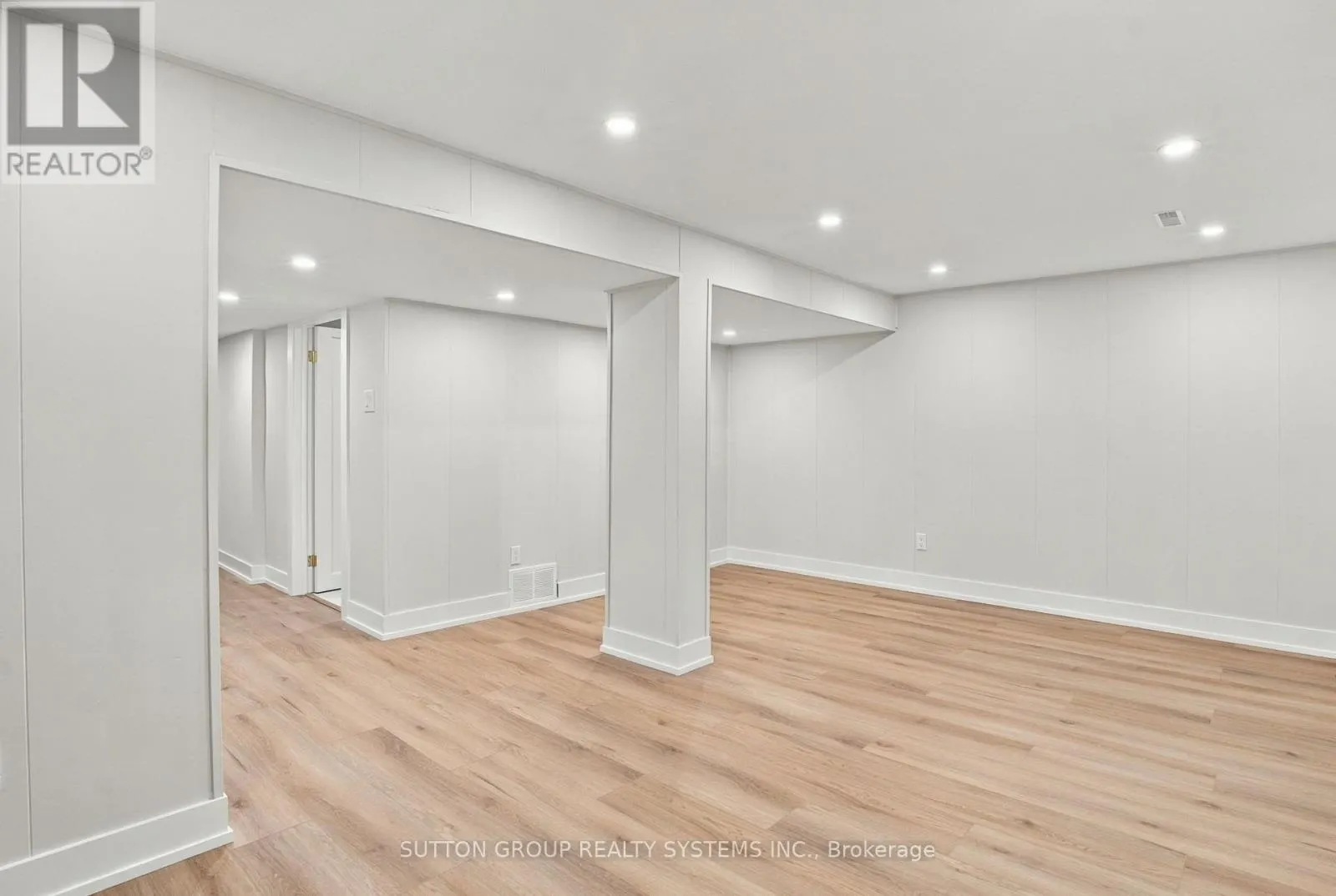 26 - 1951 RATHBURN ROAD E