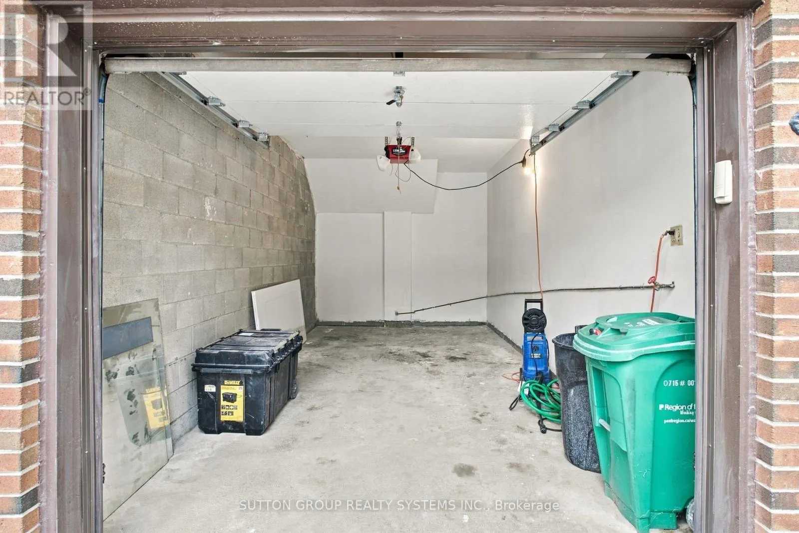 26 - 1951 RATHBURN ROAD E