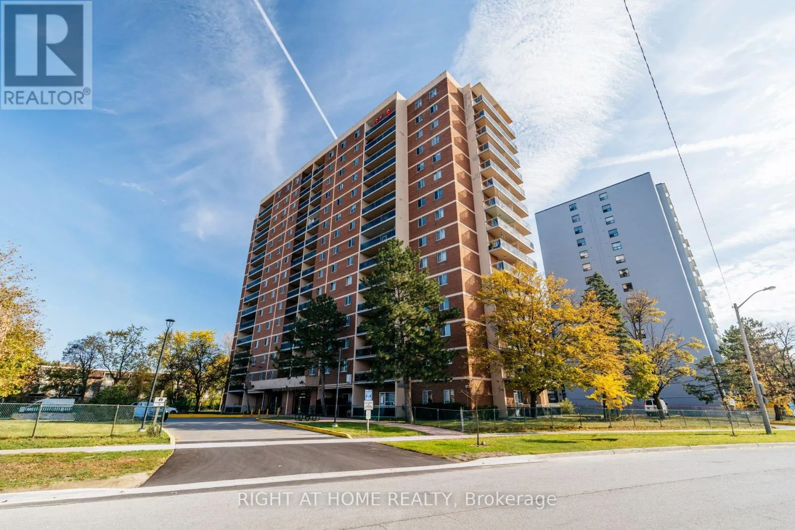 405 - 49 SILVERSTONE DRIVE