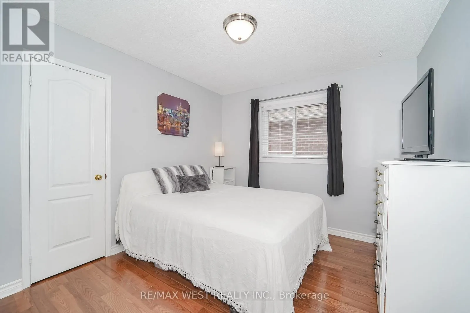 24 ROYAL VALLEY DRIVE