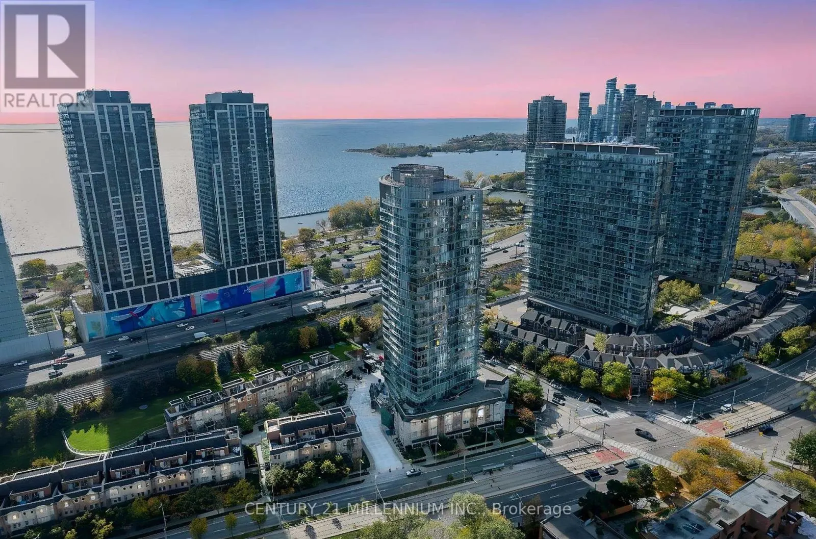 TH109 - 15 WINDERMERE AVENUE