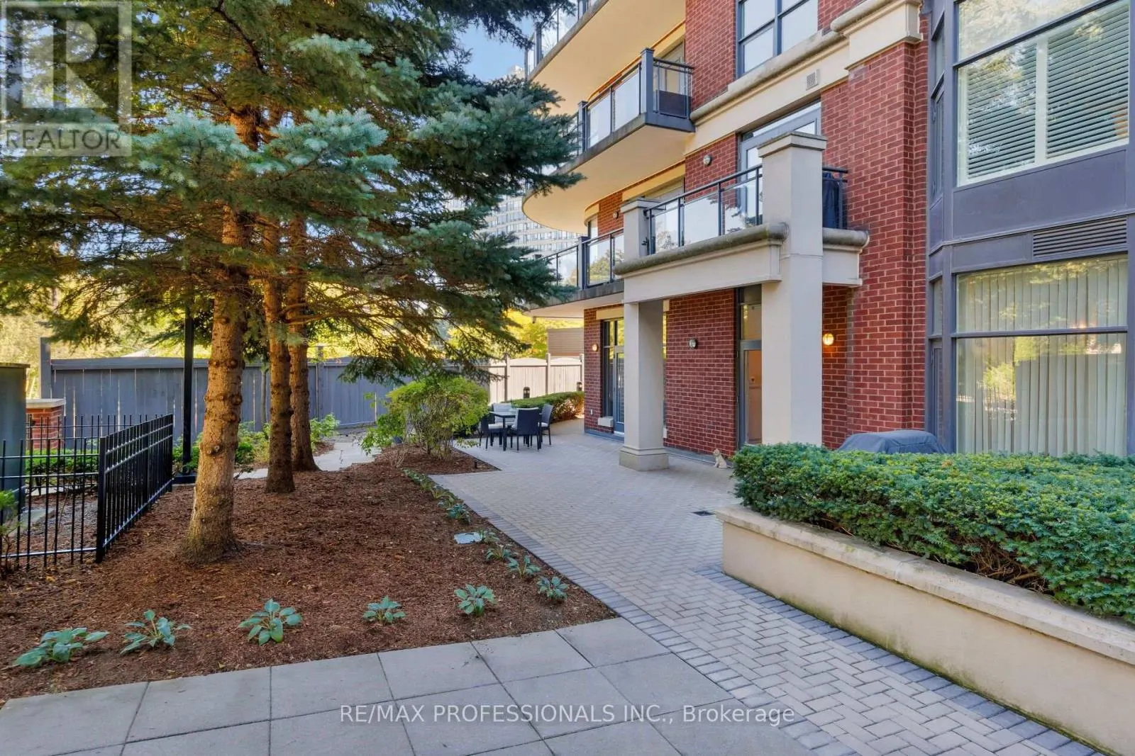 108 - 9 BURNHAMTHORPE CRESCENT