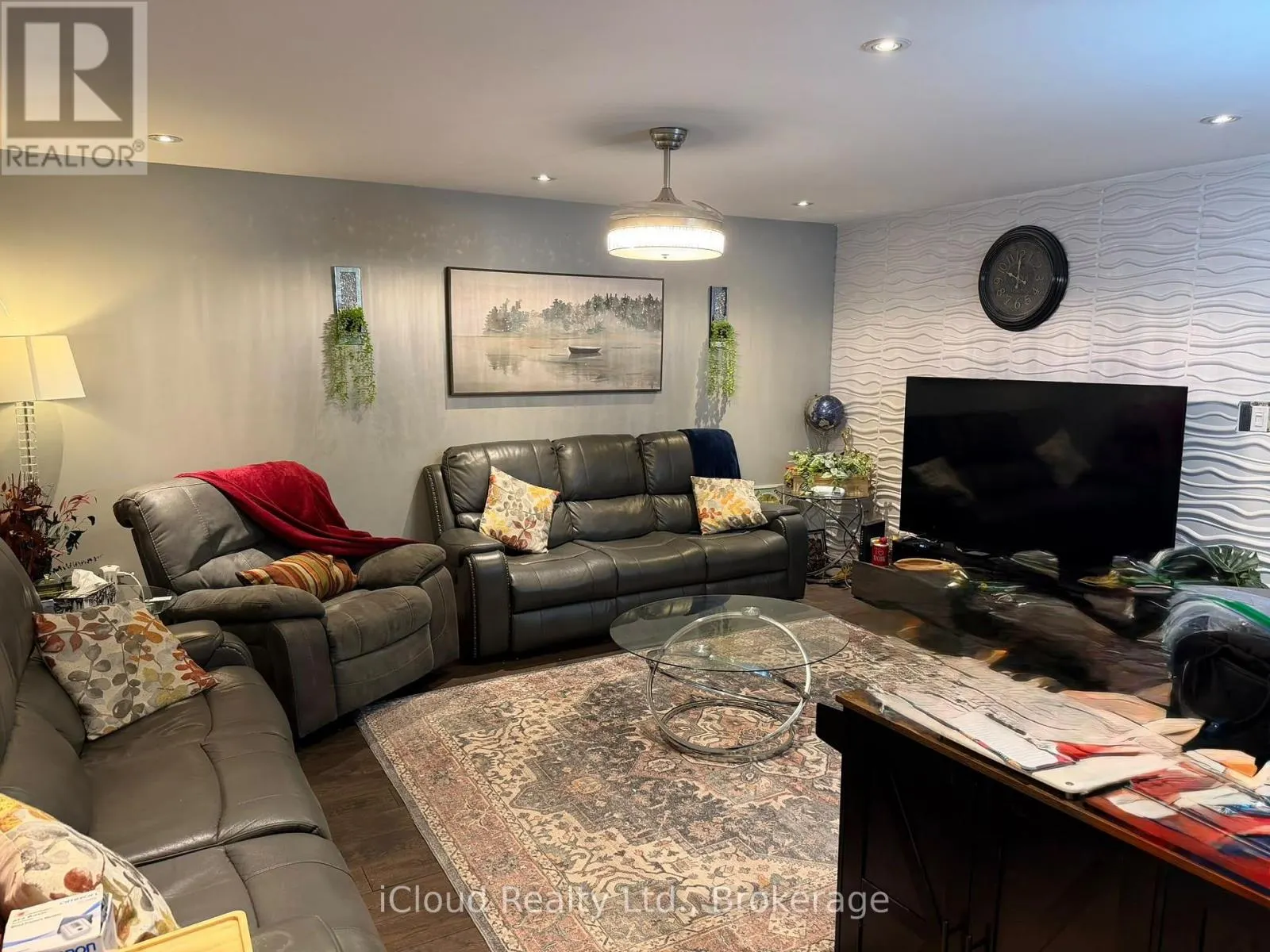 936 HASSELFELDT HEIGHTS