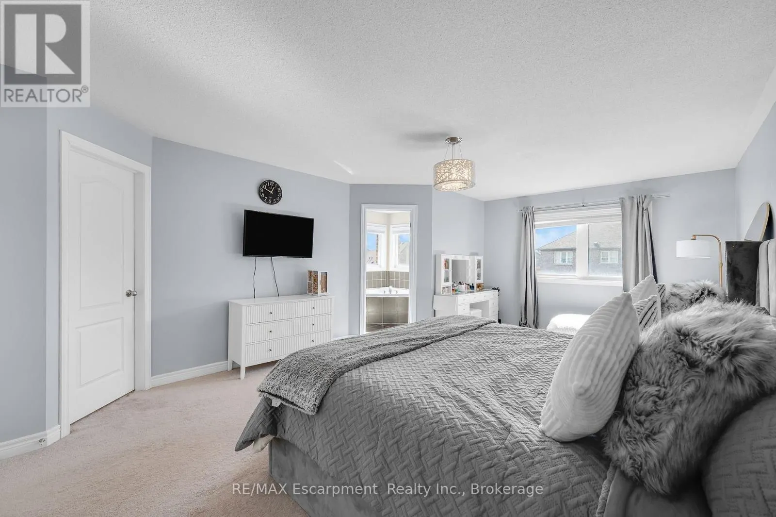 18 AUTUMN ARBOUR ROAD