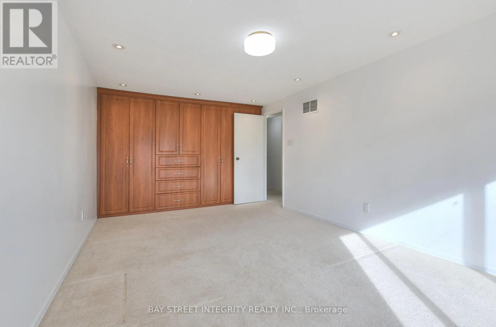 976 RAINTREE LANE