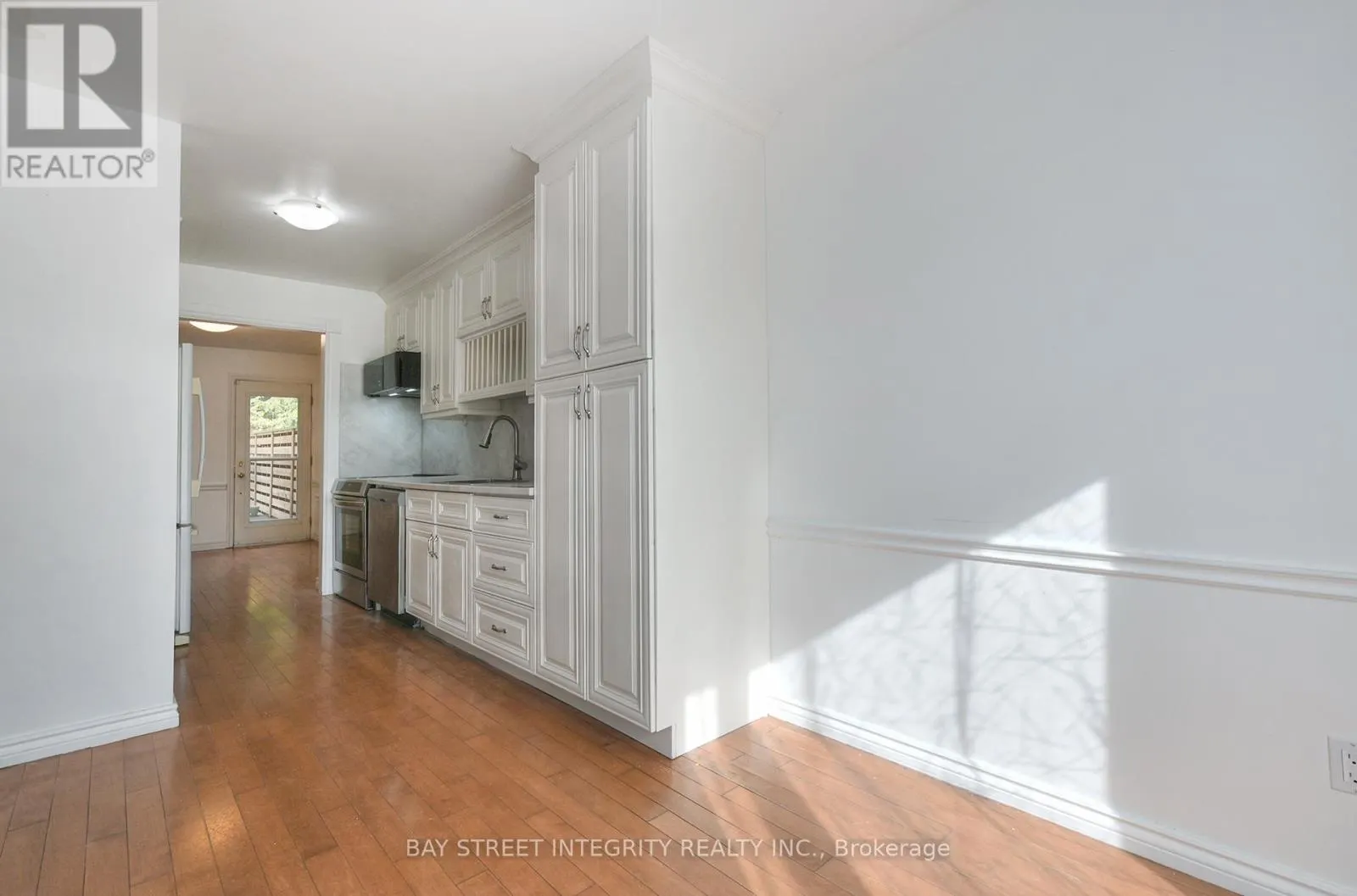 976 RAINTREE LANE