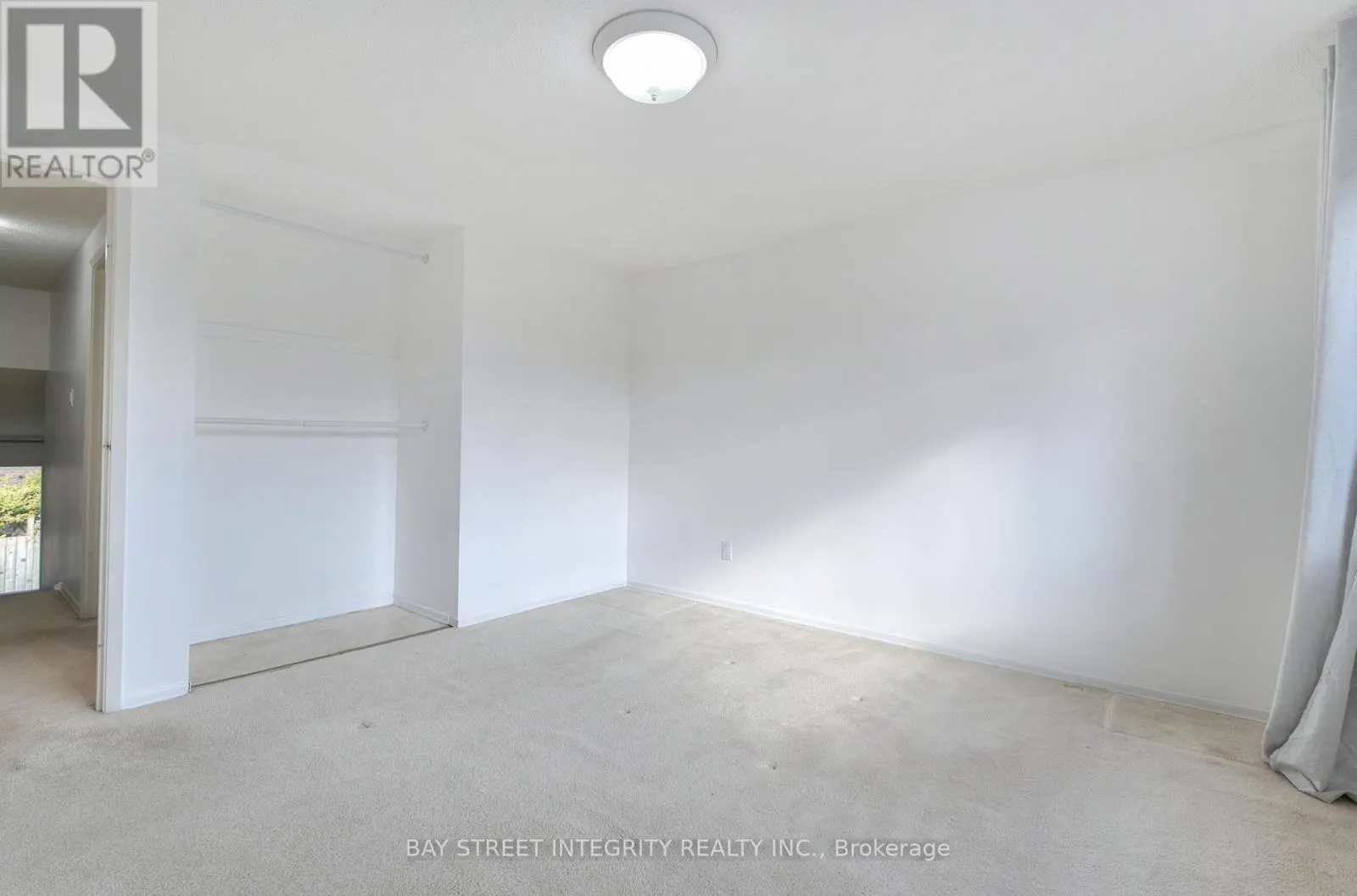 976 RAINTREE LANE