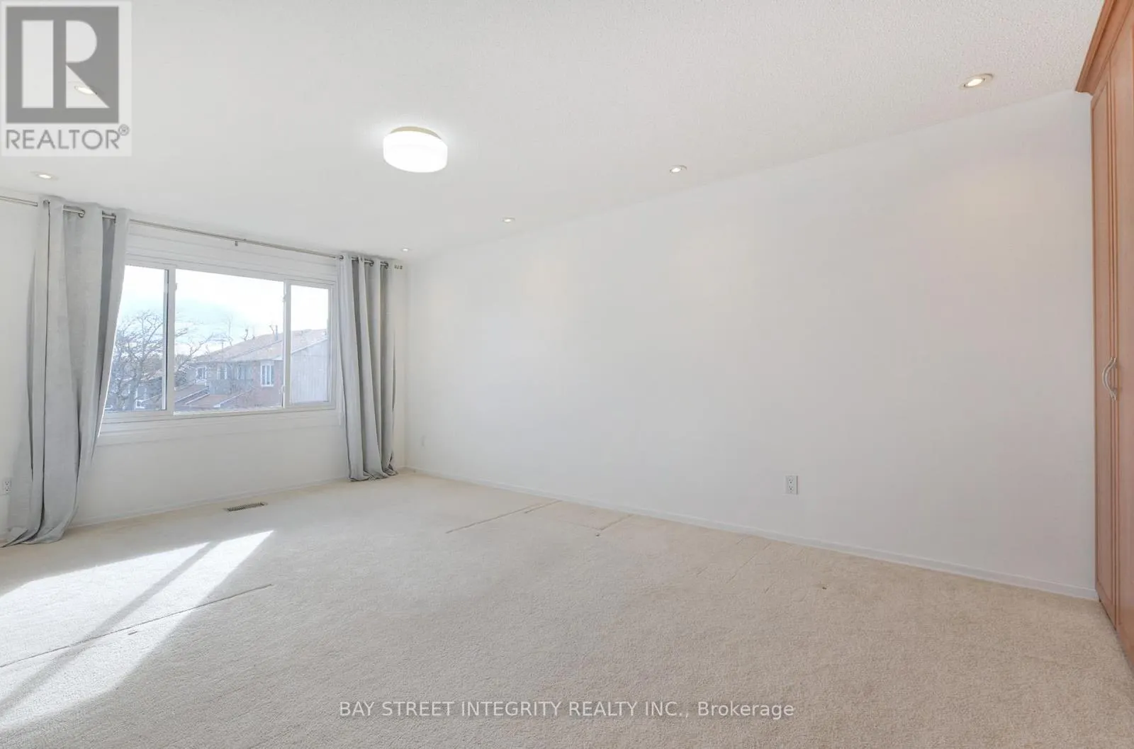 976 RAINTREE LANE