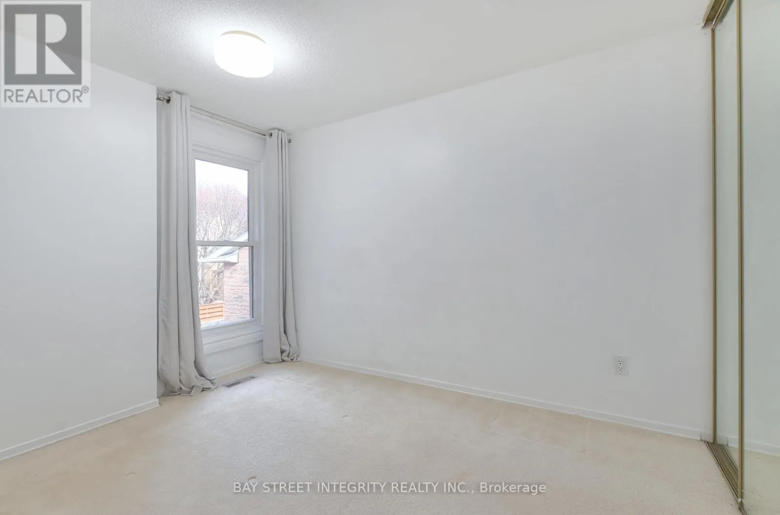 976 RAINTREE LANE