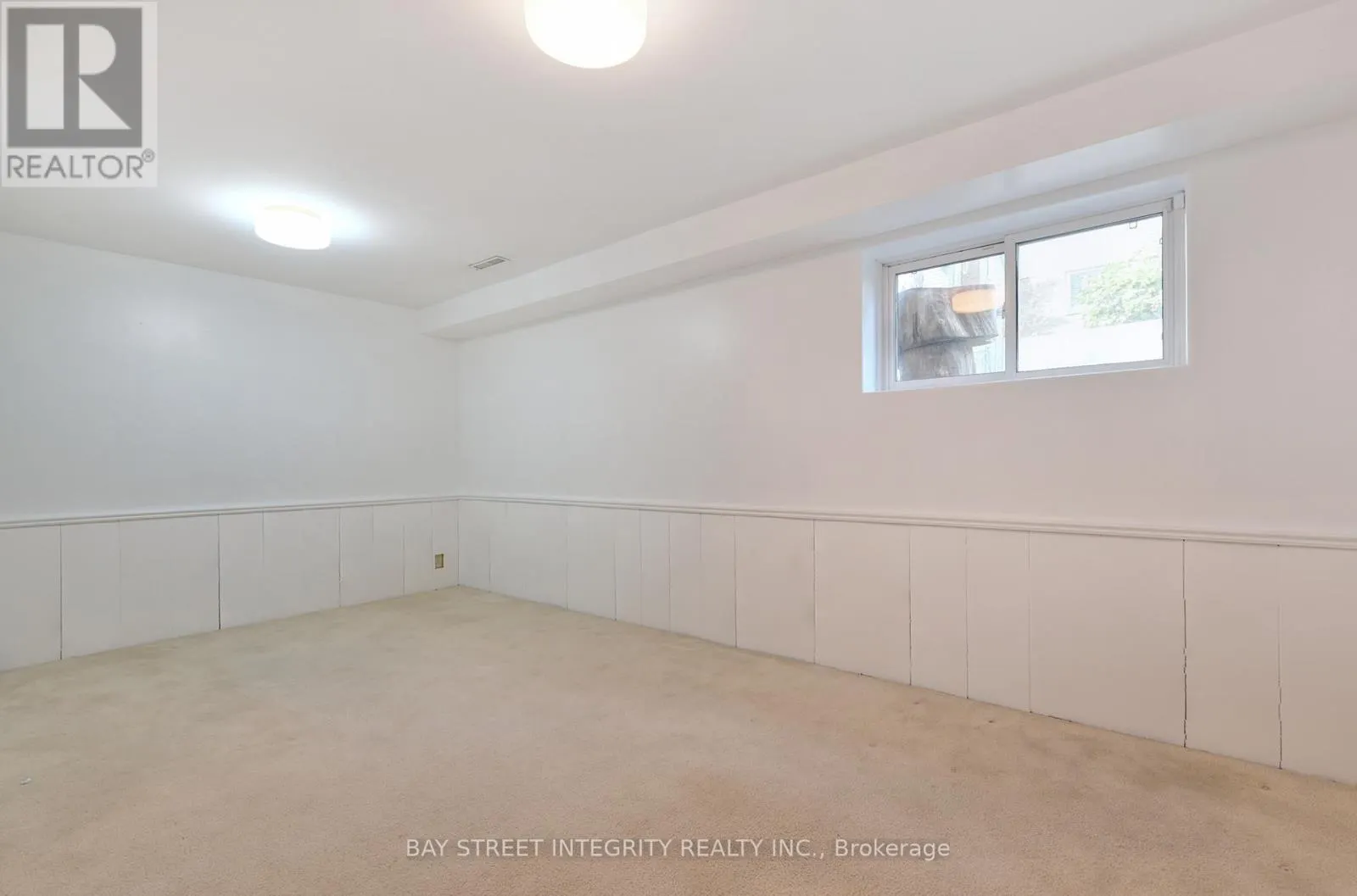 976 RAINTREE LANE