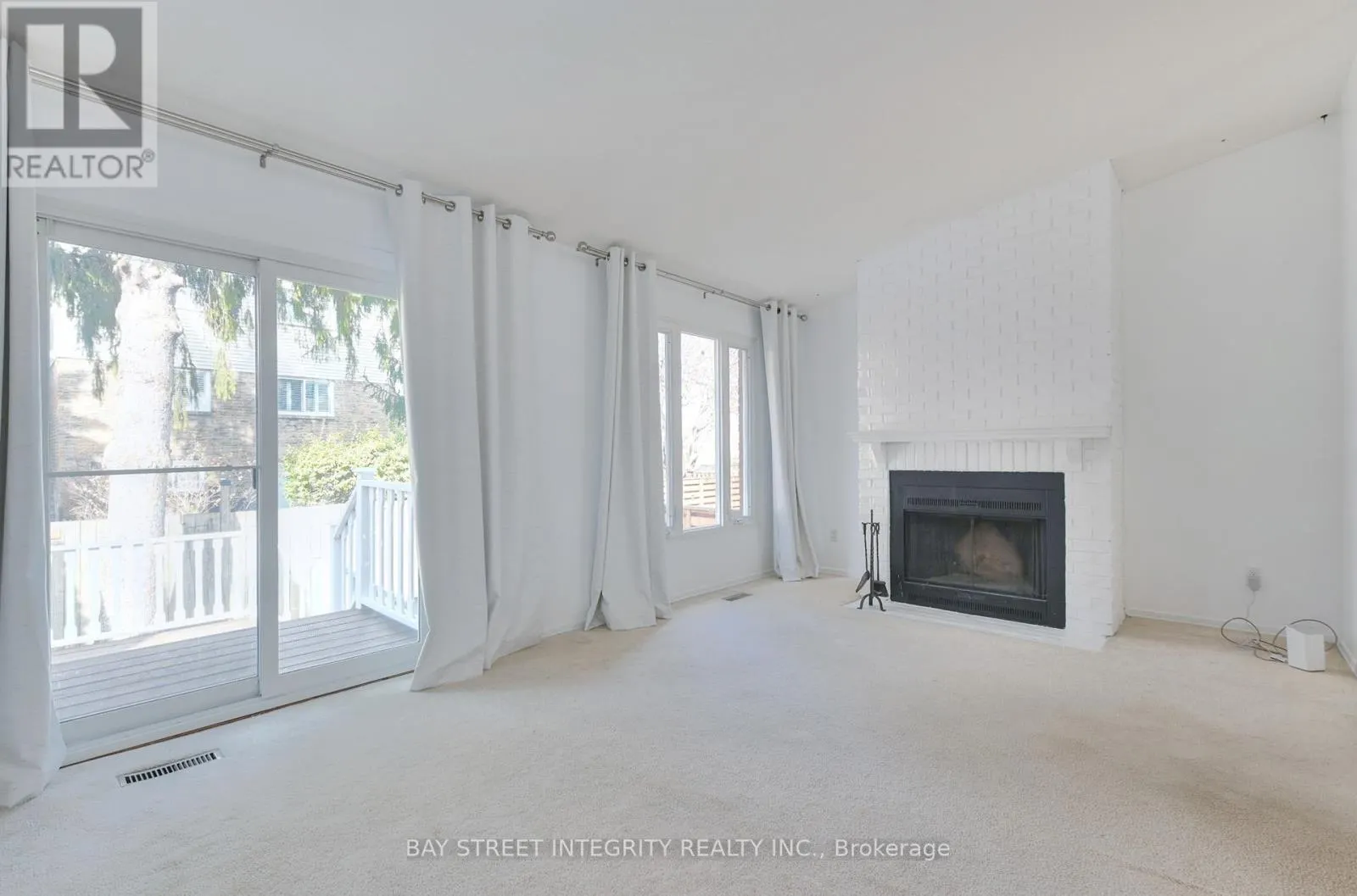 976 RAINTREE LANE