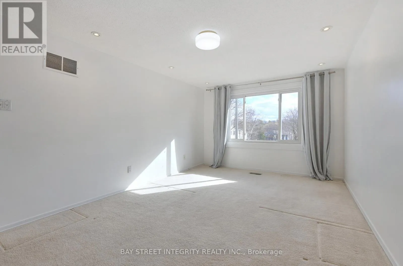 976 RAINTREE LANE