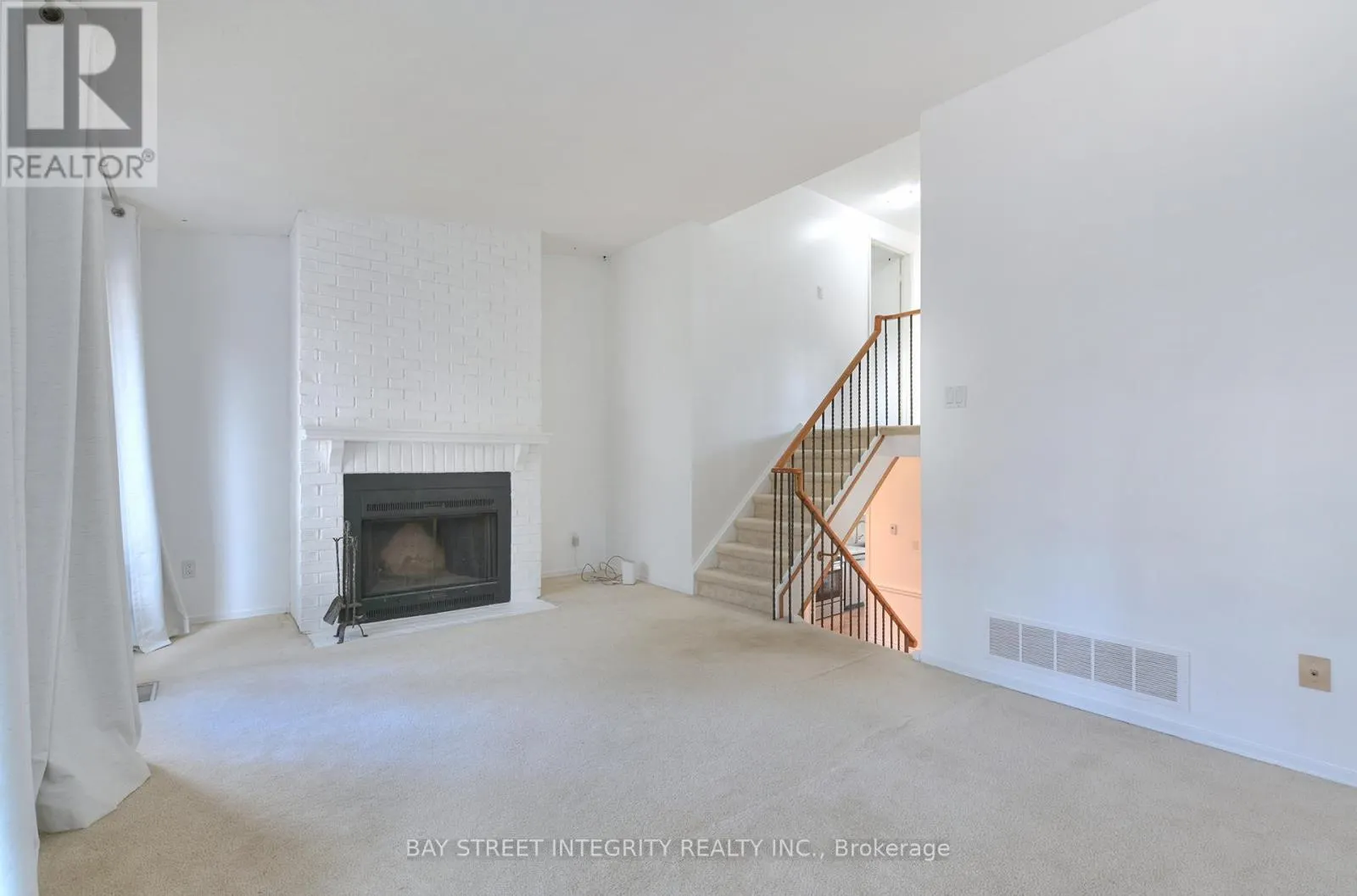 976 RAINTREE LANE