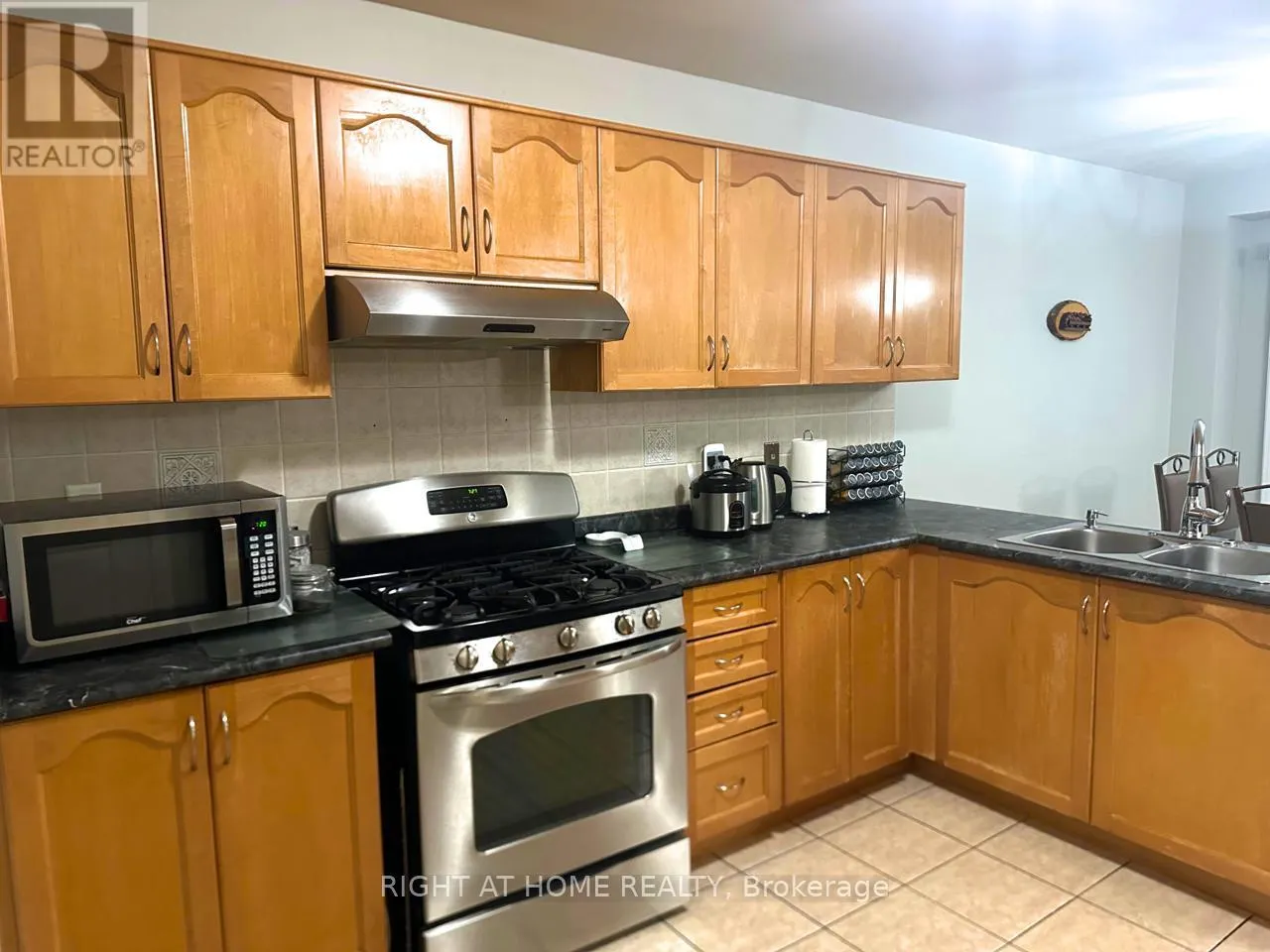 660 GARDEN WALK