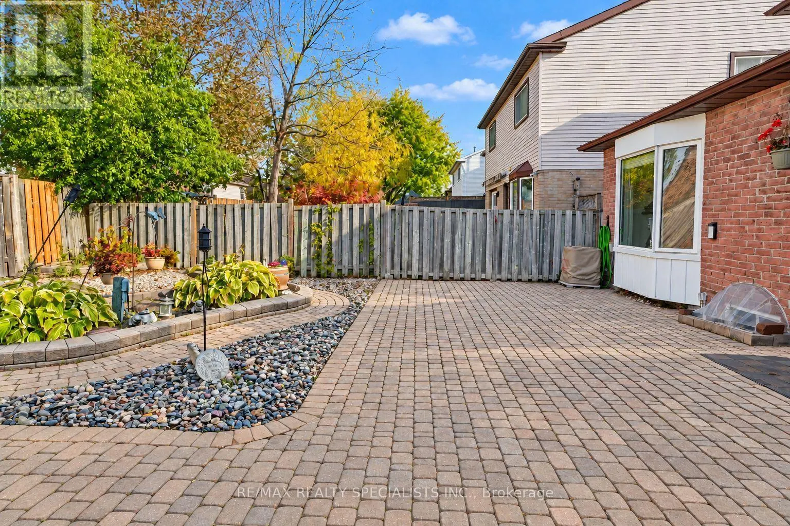 46 LACEWOOD CRESCENT