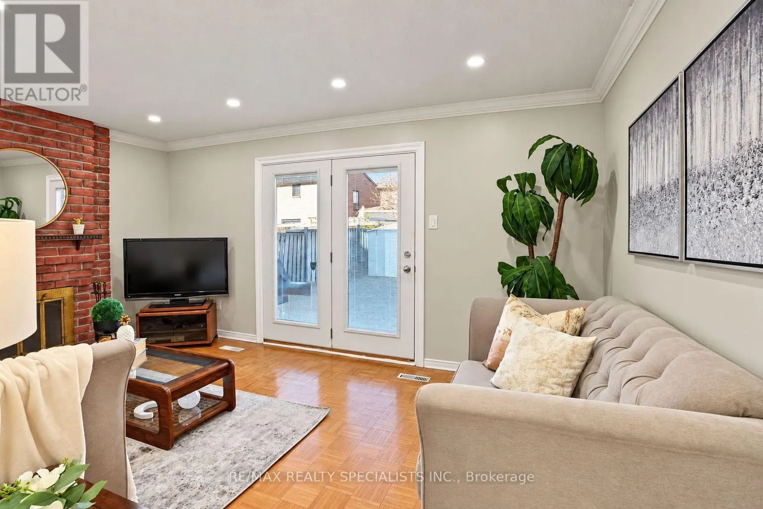 46 LACEWOOD CRESCENT