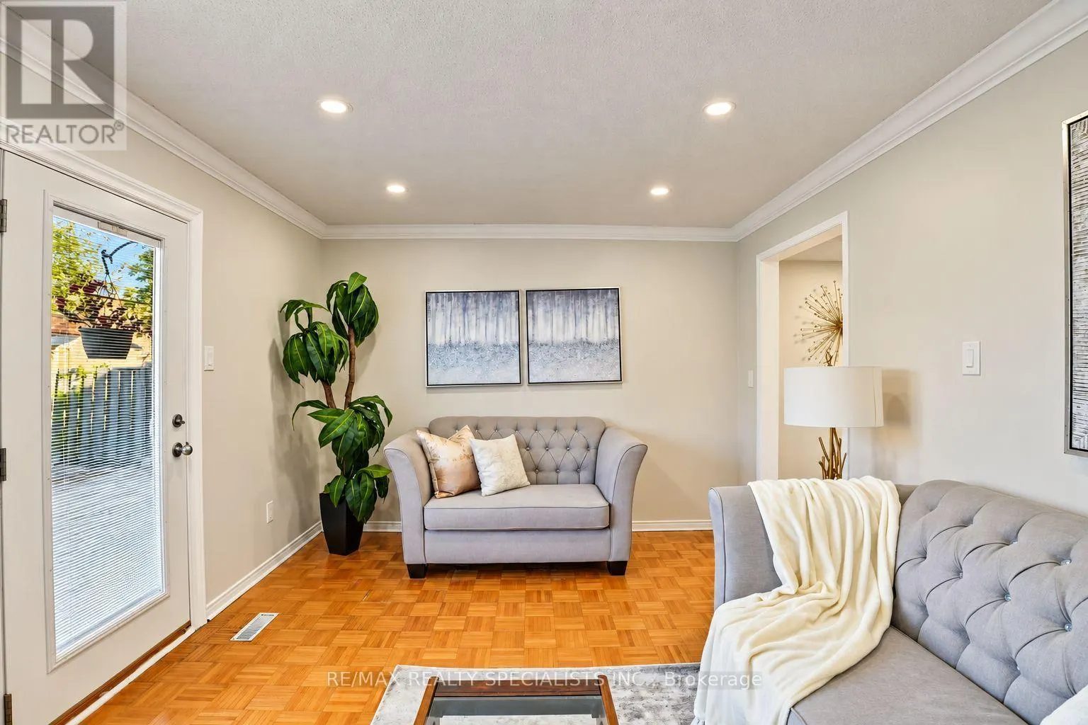 46 LACEWOOD CRESCENT