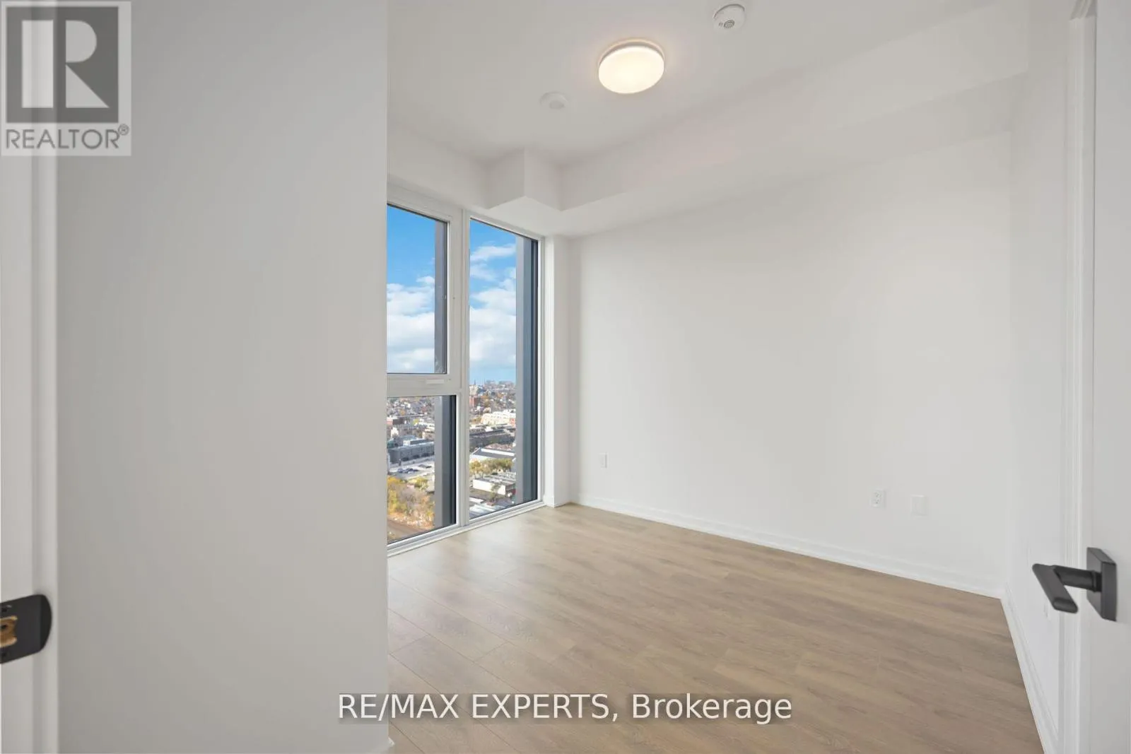 2202 - 10 GRAPHOPHONE GROVE S