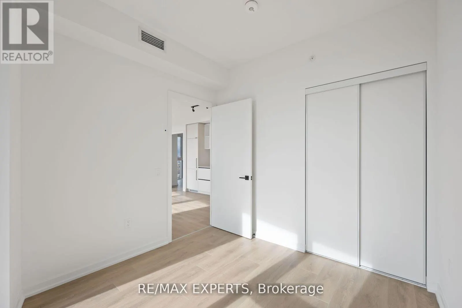 2202 - 10 GRAPHOPHONE GROVE S
