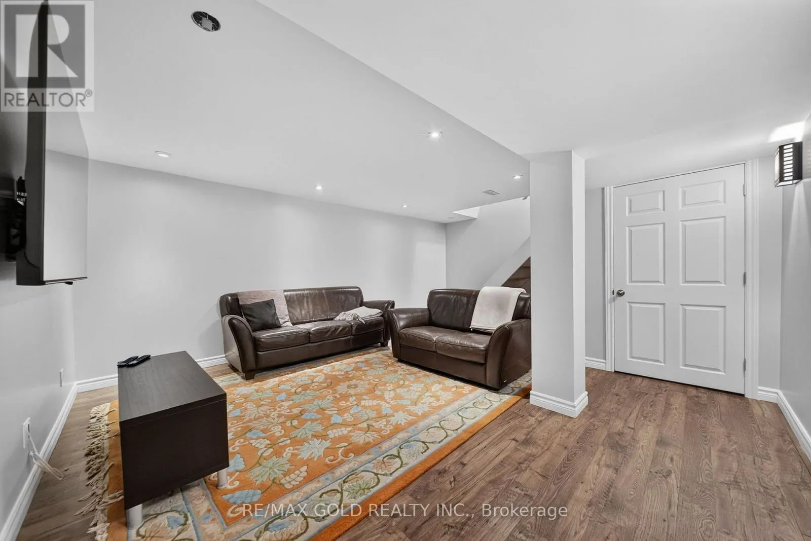 11 DOWLING CRESCENT
