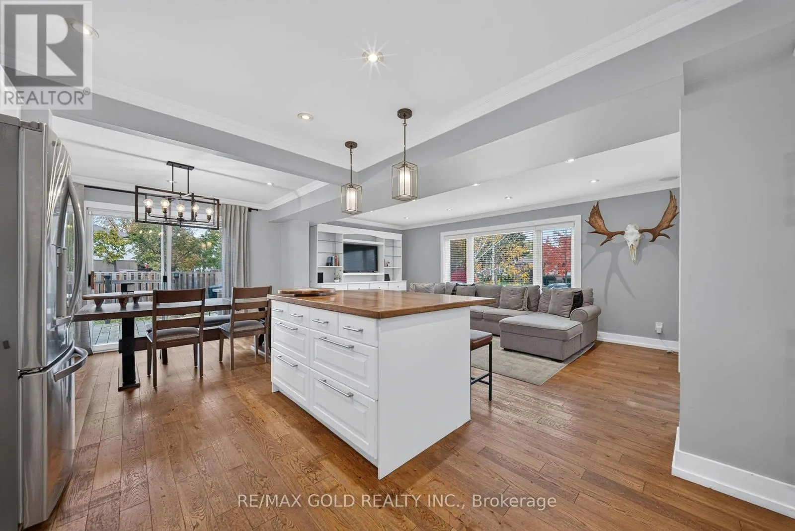 11 DOWLING CRESCENT