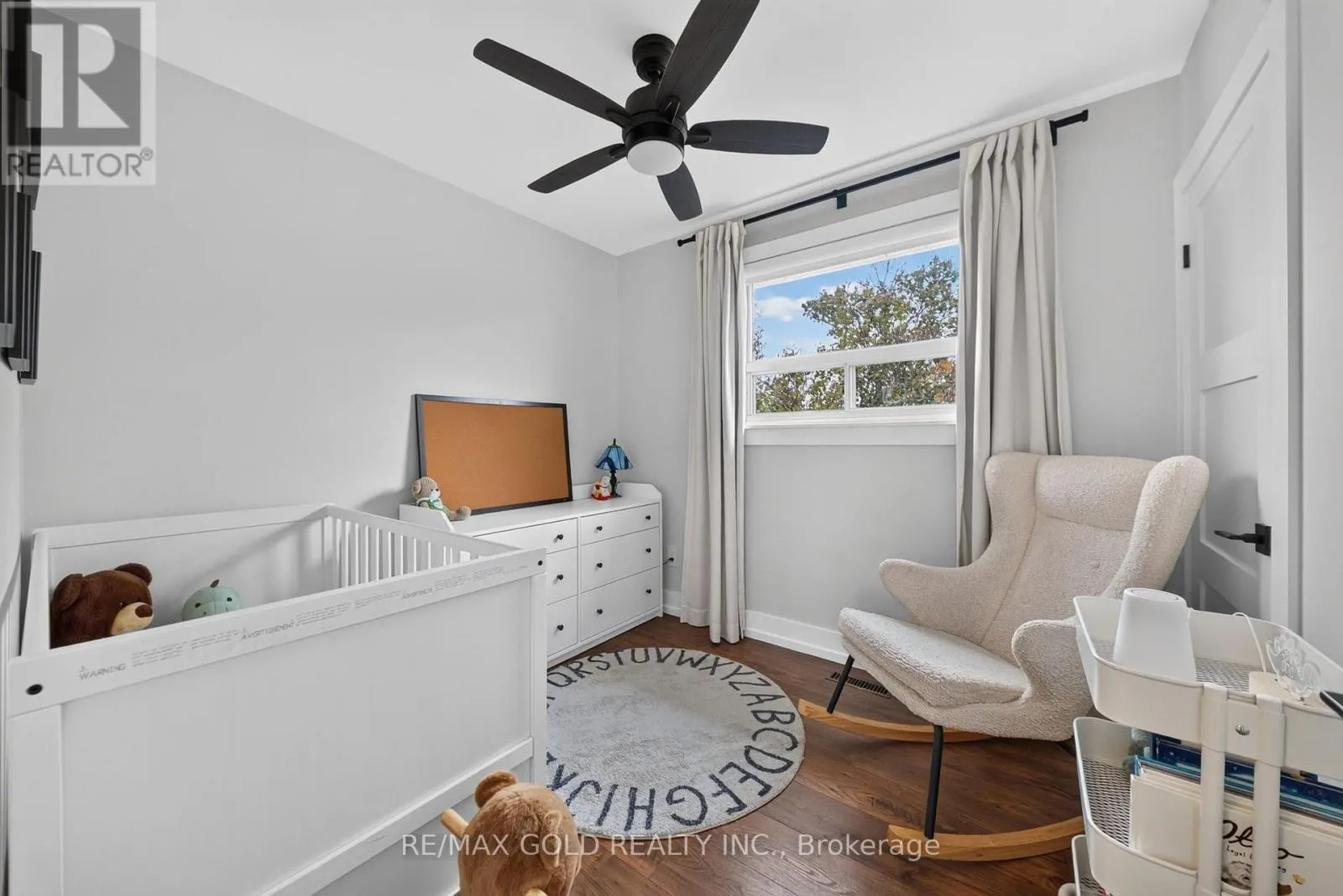 11 DOWLING CRESCENT