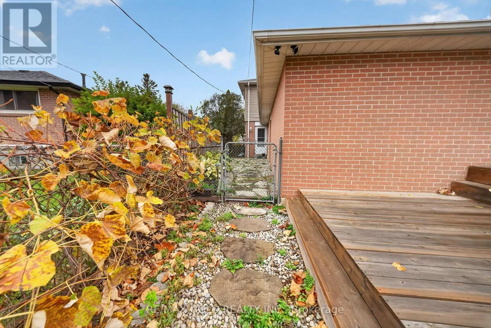 11 DOWLING CRESCENT
