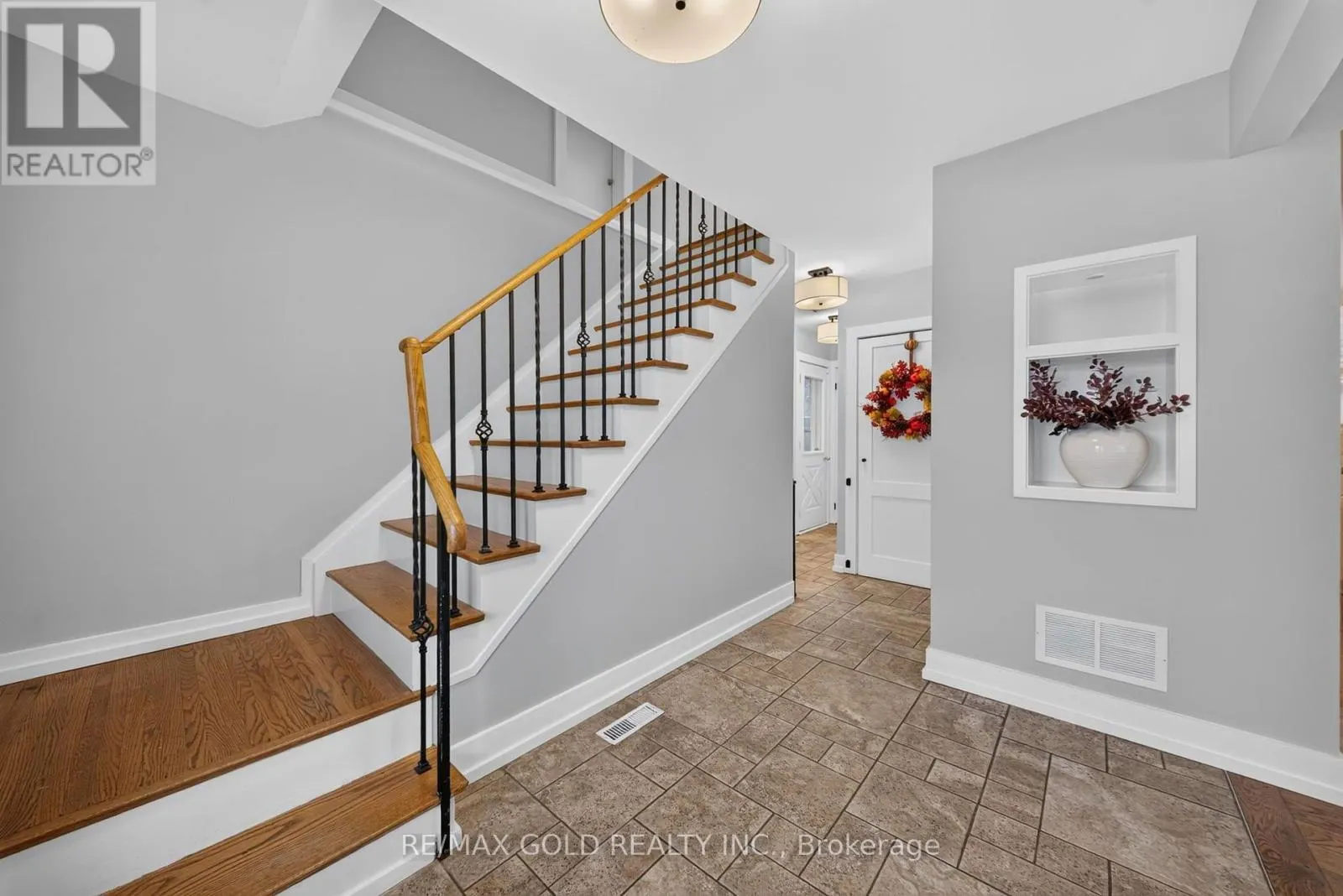 11 DOWLING CRESCENT
