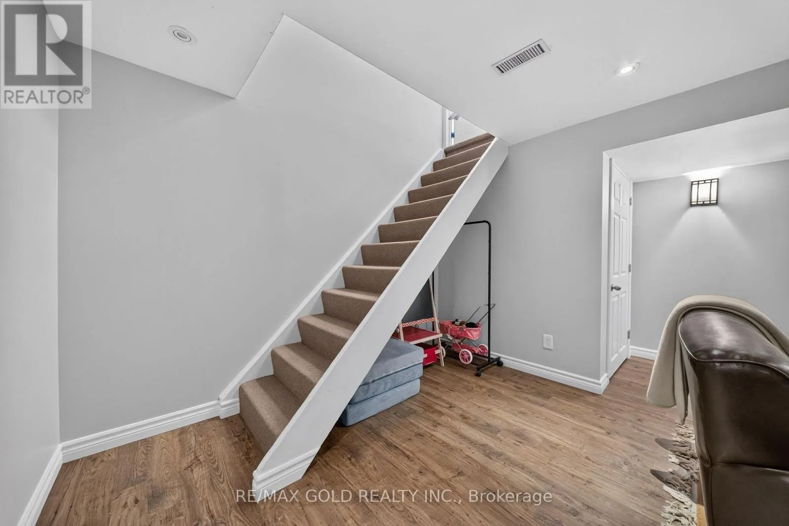11 DOWLING CRESCENT