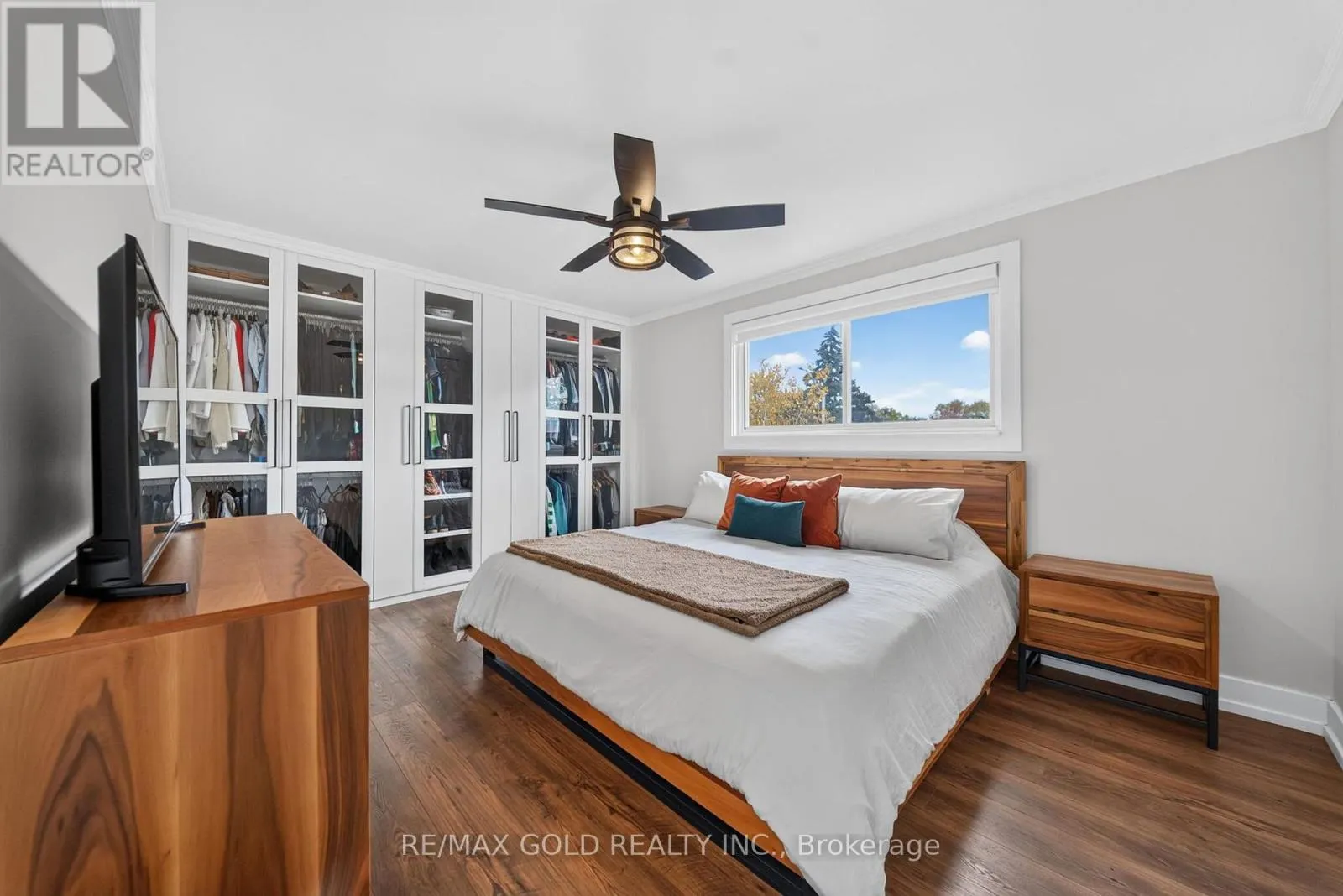 11 DOWLING CRESCENT