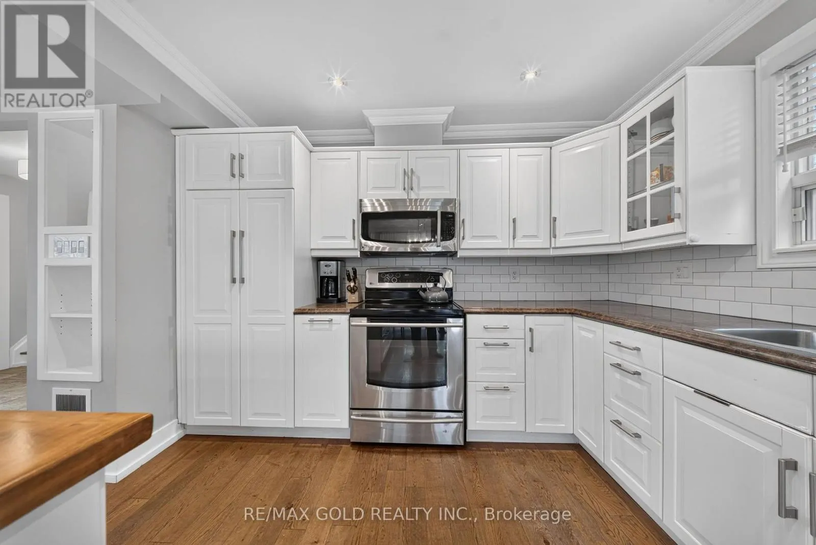 11 DOWLING CRESCENT