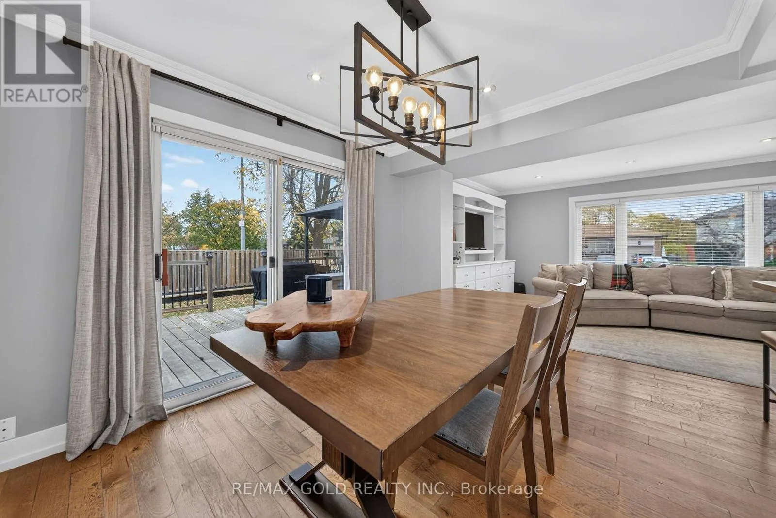 11 DOWLING CRESCENT
