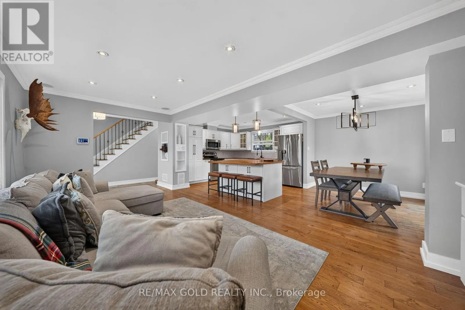 11 DOWLING CRESCENT