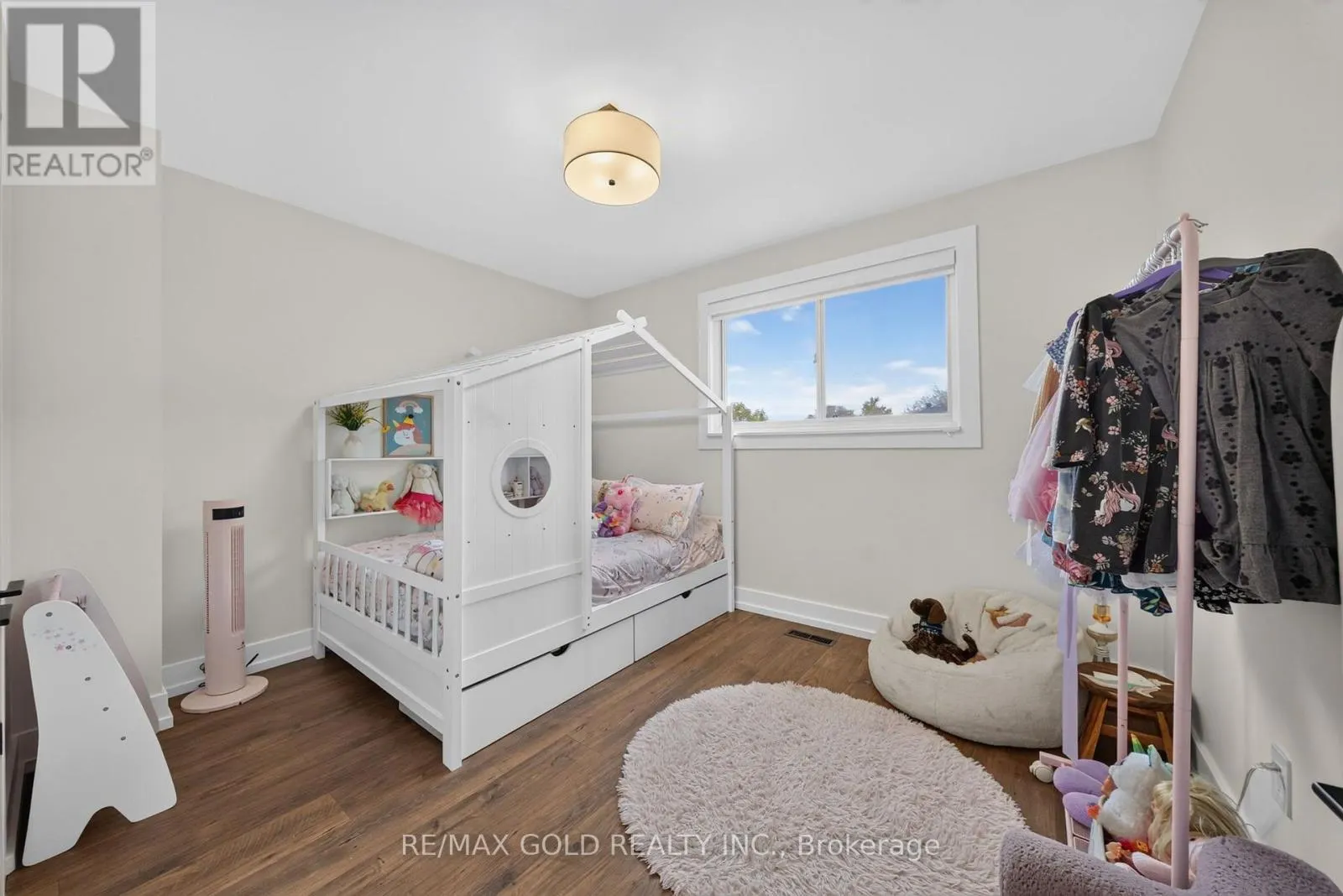 11 DOWLING CRESCENT