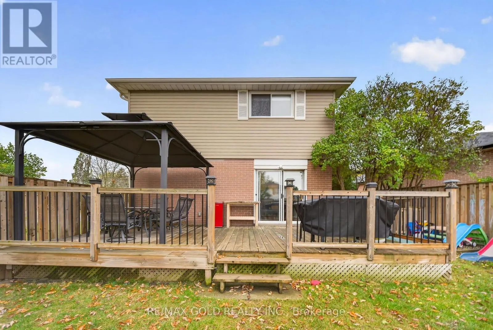 11 DOWLING CRESCENT