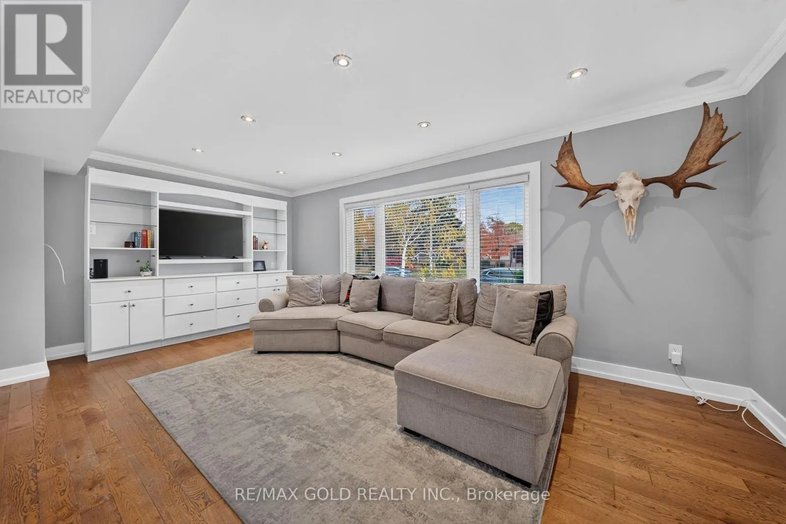 11 DOWLING CRESCENT